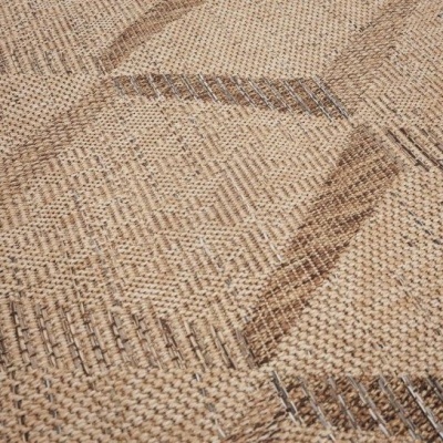 Tapete tecido castanho e bege com padrão geométrico