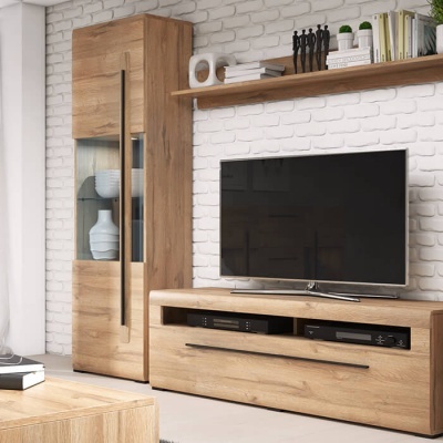 Móvel de sala moderno em madeira clara com vitrina, estante e suporte para TV contra parede de tijolos brancos