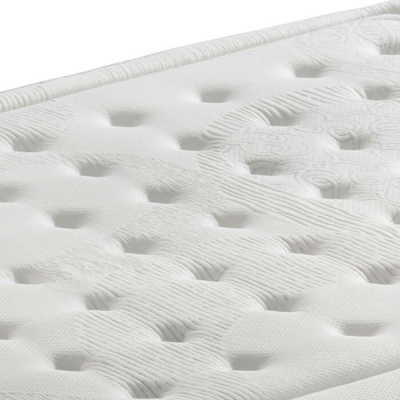 Colchão branco acolchoado com padrão em relevo e bordas costuradas.