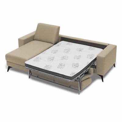 Sofá cama bege claro com chaise longa e cama dobrável aberta