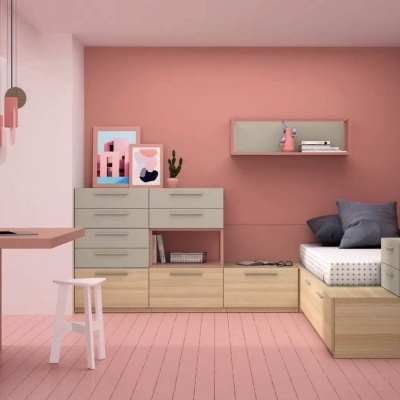 Quarto cor de rosa com mobília de madeira clara e detalhes cinzentos