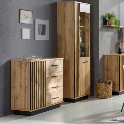 Móveis de madeira clara com detalhes ripados e vitrina com vidro