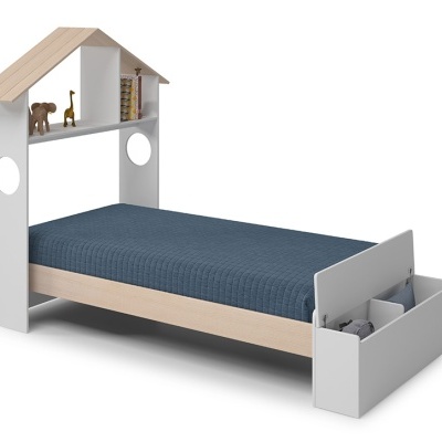 Cama infantil de madeira com cabeceira em forma de casa e colchão azul