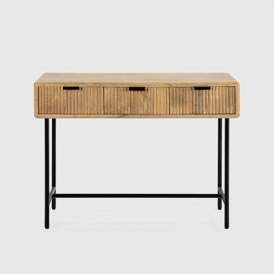 Mesa de madeira com três gavetas e estrutura metálica preta