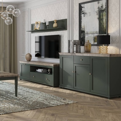 Móveis de sala de estar verdes com tampo em madeira clara, TV montada na parede e decoração