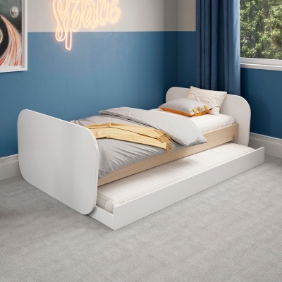 Cama individual branca com roupa de cama cinza e bege e cama extra deslizante