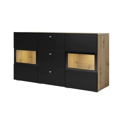 Móvel com portas pretas e laterais em madeira clara com prateleiras iluminadas