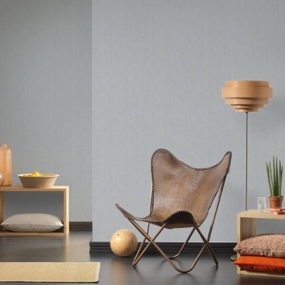 cadeira de couro castanho e móveis de madeira clara numa sala minimalista