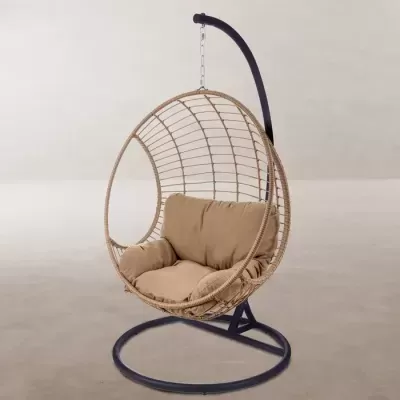Cadeira de balanço suspensa tipo ovo com almofadas castanhas claras