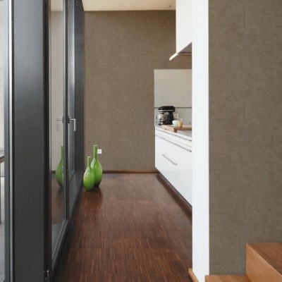 Cozinha moderna com chão de madeira, parede cinza, escadas de madeira e vista para área exterior com mesa e cadeiras brancas