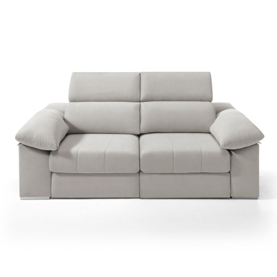 Sofá cinza claro de dois lugares com braços e encostos acolchoados