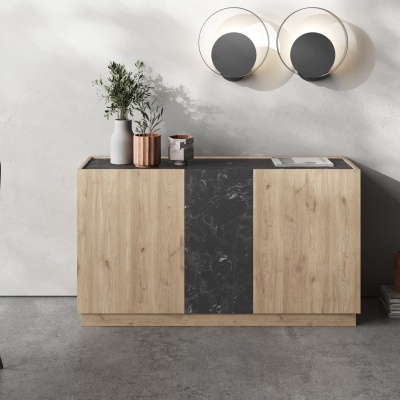 Aparador de madeira clara com painel escuro e objetos decorativos no topo, em ambiente moderno