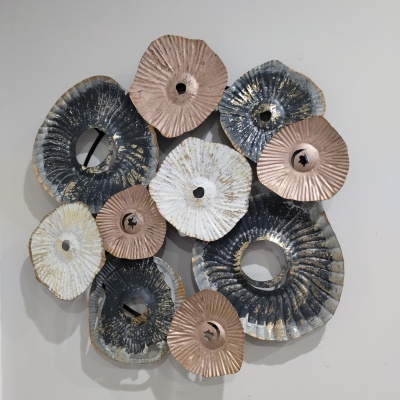 Decoração de parede com formas circulares texturizadas em azul, branco e rosa claro