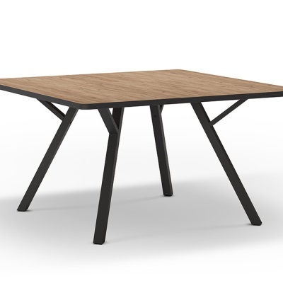 Mesa quadrada com tampo em madeira clara e pernas metálicas pretas inclinadas