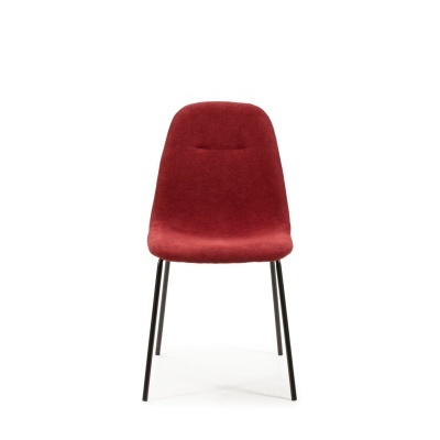 Cadeira vermelha com estofado em tecido e pernas pretas em fundo branco