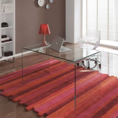 Mesa de vidro com portátil e candeeiro em escritório moderno