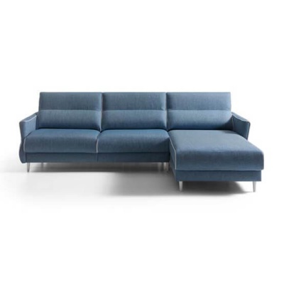 Sofá chaise longue azul de três lugares com pernas metálicas prateadas