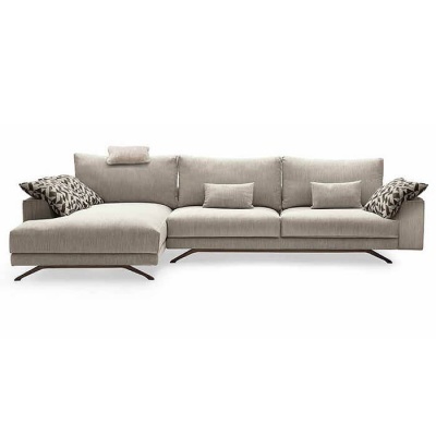 Sofá chaise longue bege claro com almofadas padrão e pernas metálicas