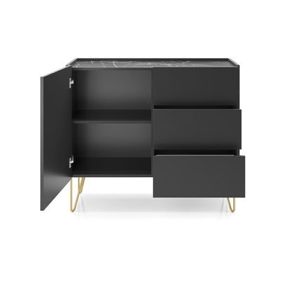 Móvel preto com armário aberto à esquerda e três gavetas abertas à direita com pés dourados