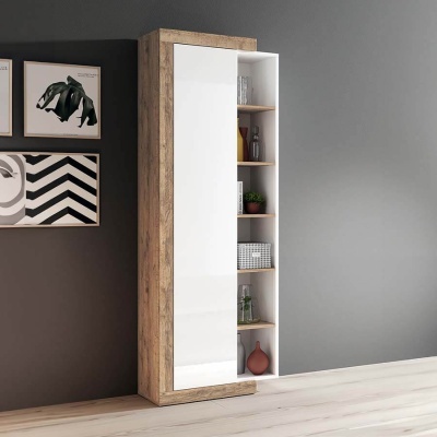 Armário vertical de madeira clara com porta branca espelhada e prateleiras abertas laterais