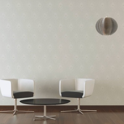 Cadeiras brancas com assento preto, mesa oval preta e candeeiro metálico num interior minimalista