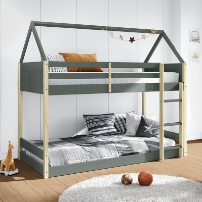 Cama beliche dupla em madeira com estrutura cinza e natural tipo casinha, com colchões e almofadas em padrão riscado e xadrez.