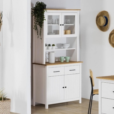 Móvel de cozinha branco e madeira com louças e canecas, prateleira aberta e armário com portas em vidro