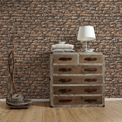 Cômoda vintage de madeira com seis gavetas ao lado de decoração com cestos e escultura, parede com papel de pedra