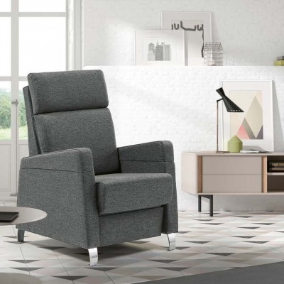 Cadeira reclinável cinza em sala moderna com azulejos geométricos e mobília clara