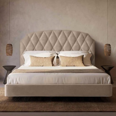 Cama moderna com cabeceira acolchoada bege e roupa de cama neutra