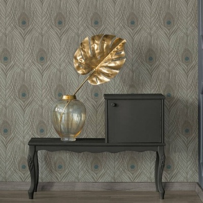 Mesa de apoio preta com jarra transparente e folha dourada decorativa contra papel de parede com padrão de penas