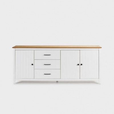 Aparador branco com tampo de madeira natural, quatro portas e três gavetas com puxadores pretos.