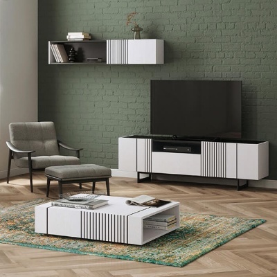 Conjunto de móveis brancos com riscas pretas numa sala de estar moderna com poltrona e tapete