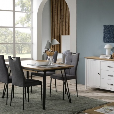 Sala de jantar com mesa e cadeiras cinzentas, mobília branca e decoração moderna