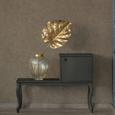 Mesa preta com vaso de vidro com folha dourada e armário cinzento