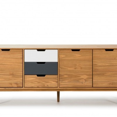 Aparador de madeira clara com ambientes de arrumação e gavetas em cores branca, cinza escuro e madeira