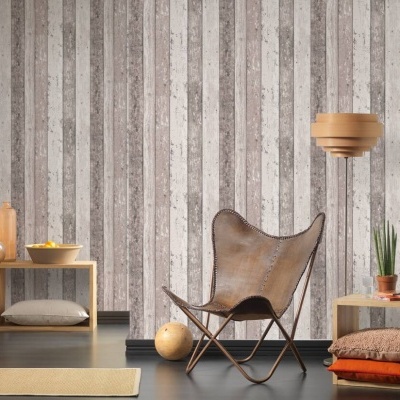 Sala de estar com cadeira de couro e móveis de madeira clara