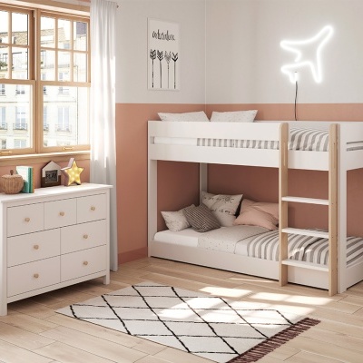 Quarto infantil com beliche branco, cómoda branca e candeeiro LED em forma de avião