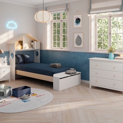 Quarto infantil com cama branca em madeira e decoração azul