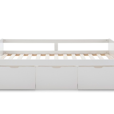 Cama individual branca com três gavetas espaçosa e estrutura com ripas.