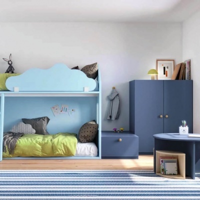 Quarto infantil com beliche azul claro, roupa de cama verde e branca, tapete riscado azul e branco, armário e mesa azul, com bancos de madeira junto a uma janela grande