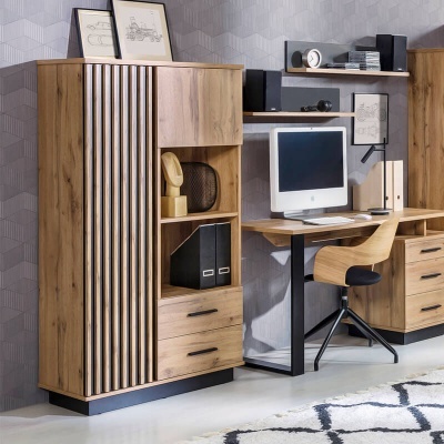 Conjunto de móveis de escritório em madeira clara com metal preto numa sala cinza