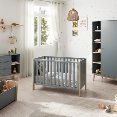 Quarto de bebé com berço, cómoda e armário em tons de cinza e madeira clara