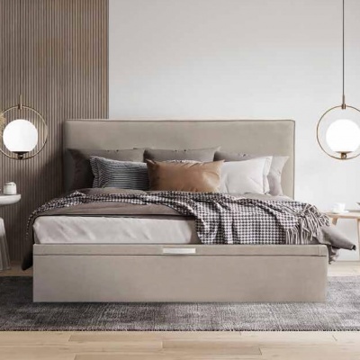 Cama estofada bege com roupa de cama cinza e branca e candeeiros redondos pendentes