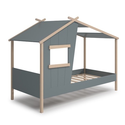 Cama infantil em forma de casinha azul com estrutura em madeira