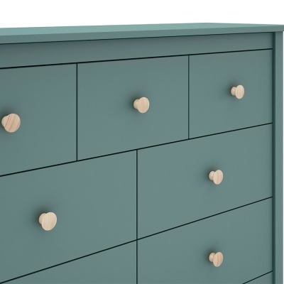 Cómoda azul esverdeada com oito gavetas e puxadores de madeira clara