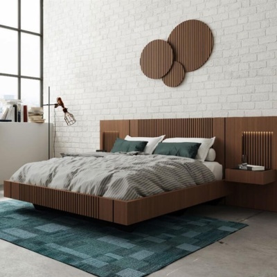 Quarto moderno com cama de madeira estriada, almofadas verdes e tapete azul geométrico