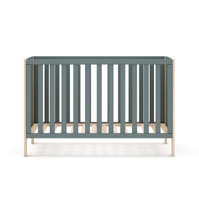 Berço de madeira cinza esverdeado e clara com estrado visível