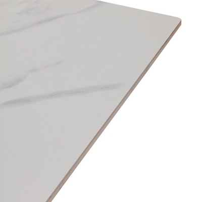 Placa branca com padrão de mármore cinza e borda castanha