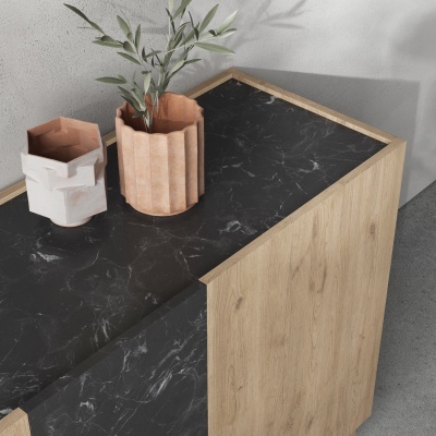 Móvel com tampo de pedra preta e dois vasos de cerâmica com planta